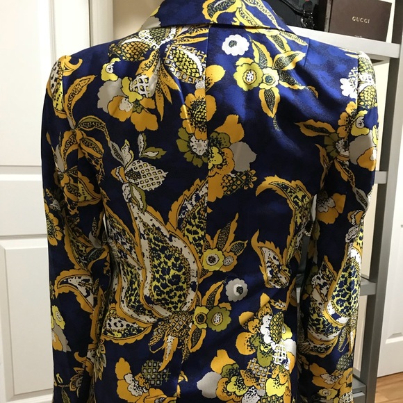 Wow can you pull this jacket off?? 🐥 - Picture 3 of 4